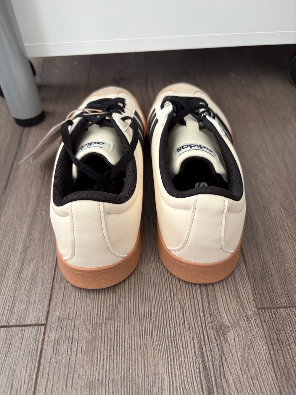 NWT Adidas Cream & Black Gum Sole Sneakers. Women’s size 7 - Picture 5 of 6